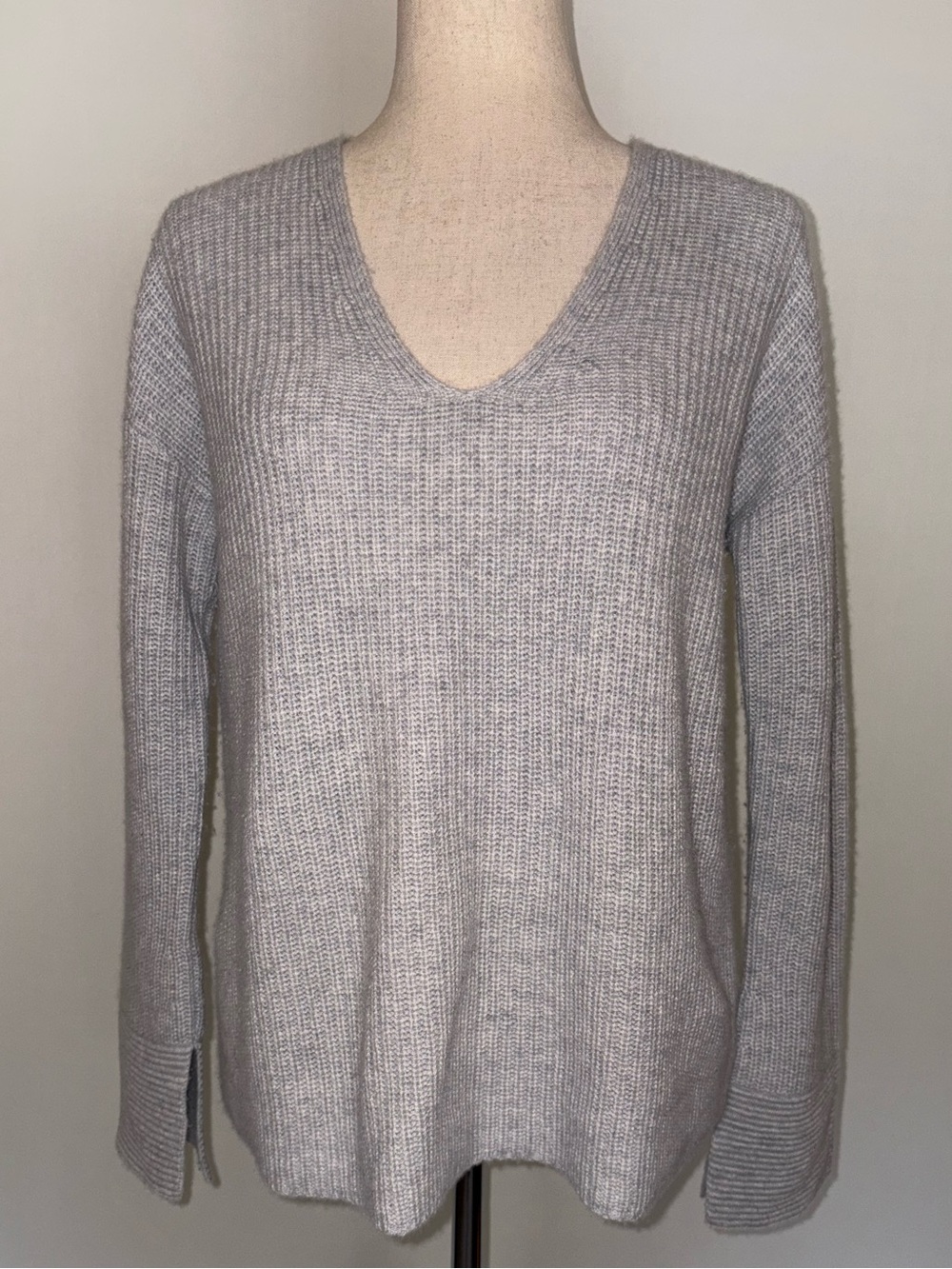 Theory V-Neck Cashmere Women's Sweater in Light Gray Size M